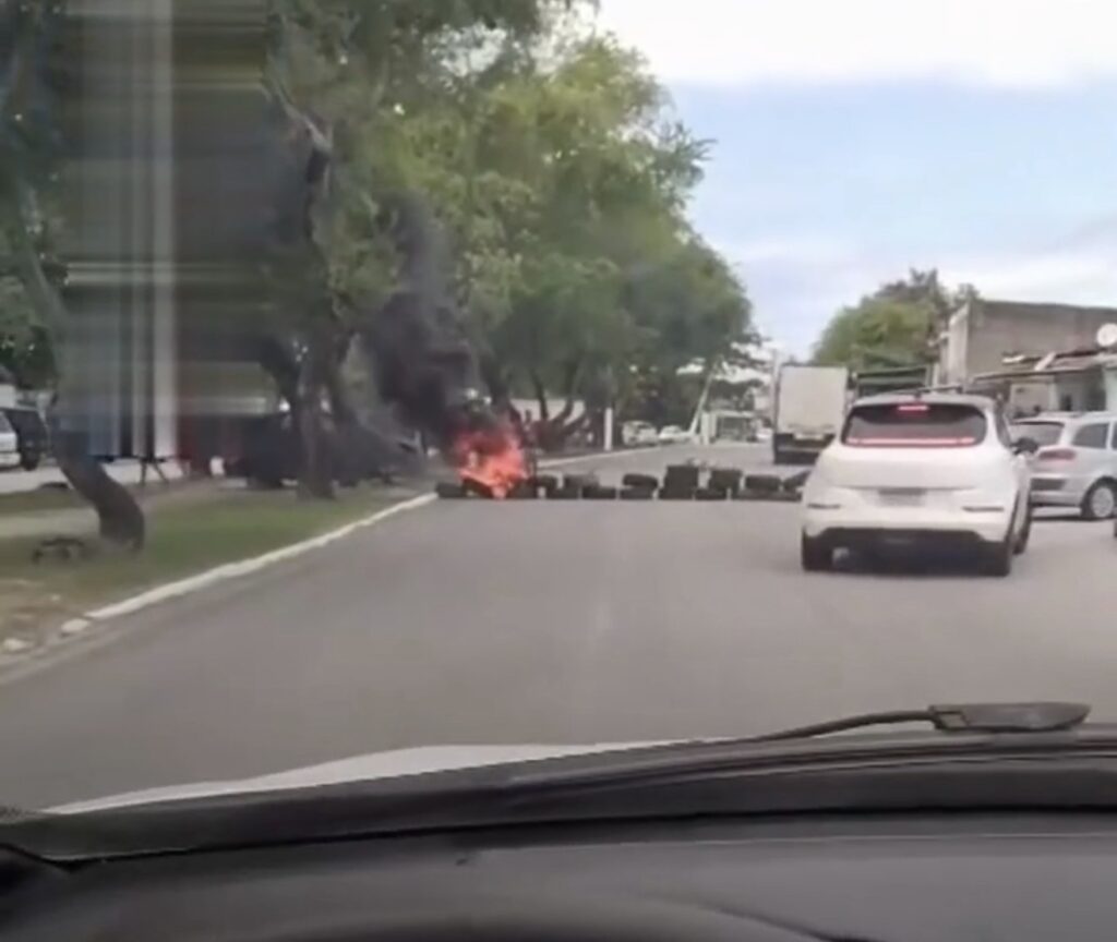 Vídeo: moradores bloqueiam avenida no Vergel do Lago em protesto