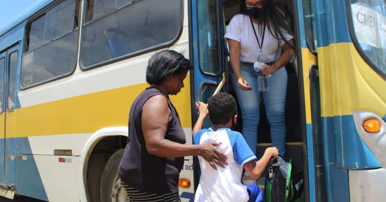Motoristas e monitores do transporte escolar de creches de Maceió estão há dois meses sem receber