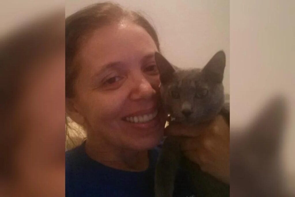 Professora descobre câncer de mama após desconfiar de “alerta” do gato