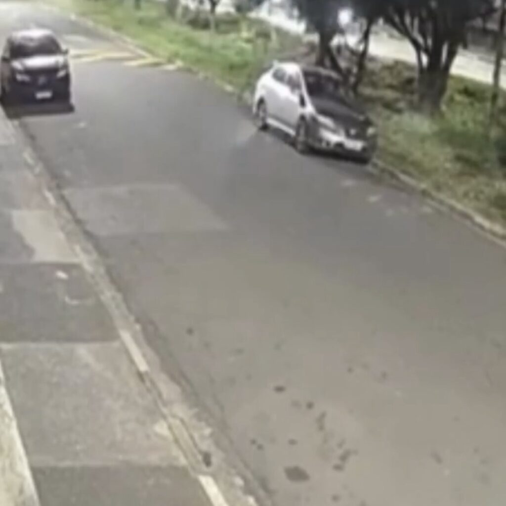 PORSCHE BATE EM ÁRVORE, CAUSA EXPLOSÃO, E DOIS MORREM NO INTERIOR DE SÃO PAULO