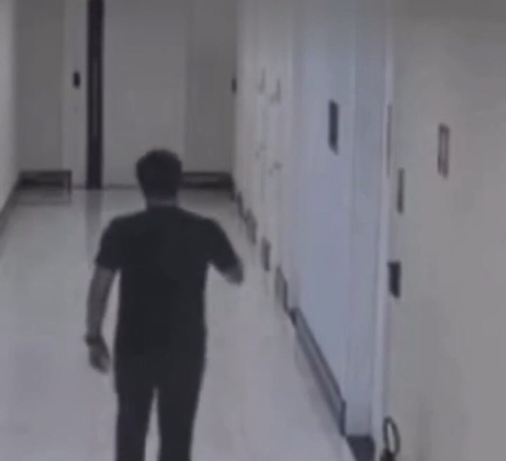FLAGRADO POR CÂMERA: HOMEM ENTRA NO BANHEIRO E ESCONDE CELULAR PARA FILMAR MULHERES