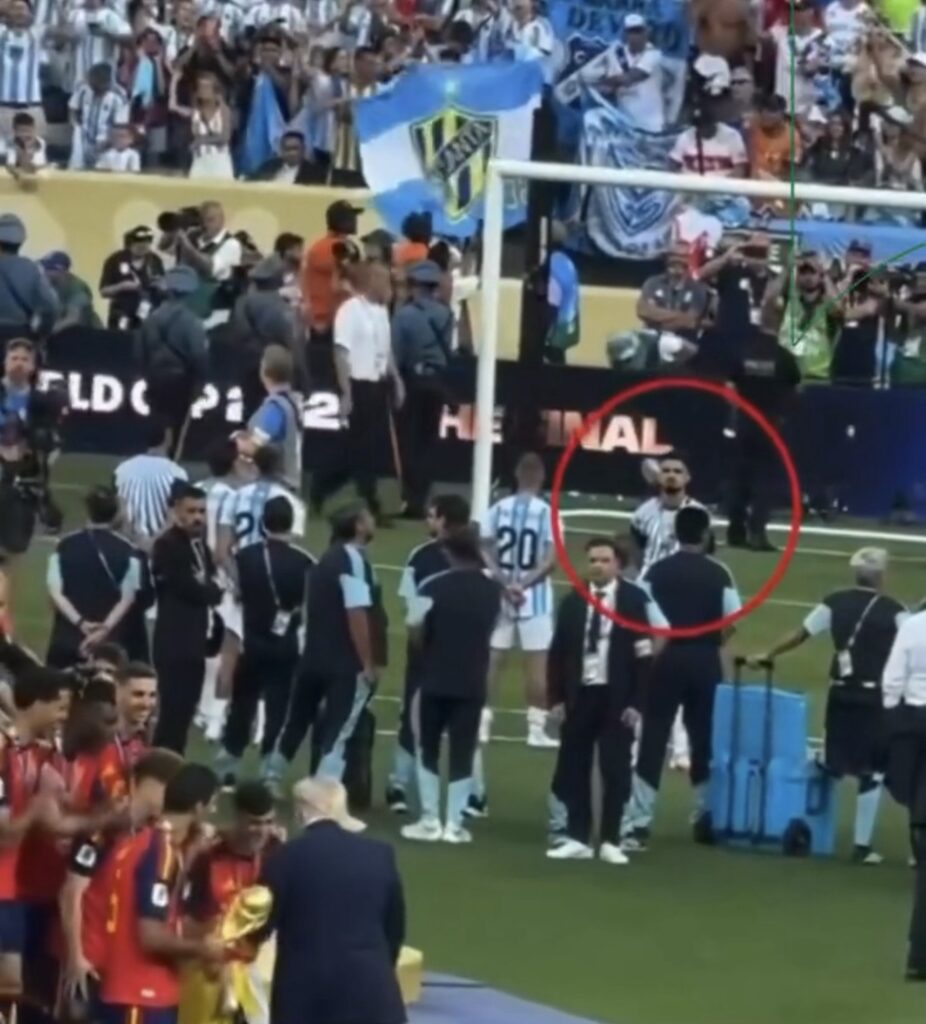 FLACO LÓPEZ É EXALTADO POR NÃO DAR AS COSTAS À ESPANHA DURANTE PREMIAÇÃO DA COPA