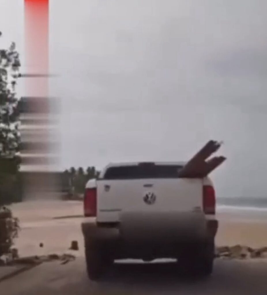 CAMINHONETE É FLAGRADA CIRCULANDO PELA FAIXA DE AREIA DA PRAIA DE IPIOCA