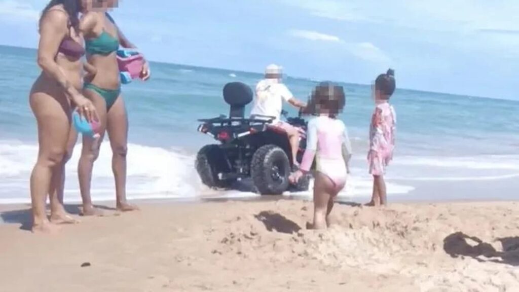 Homem é flagrado circulando de quadriciclo entre banhistas na praia de Garça Torta