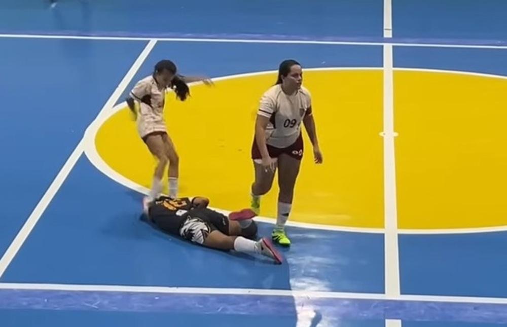 Jogadora que chutou rival na cabeça em jogo de futsal é investigada pela polícia e banida por 5 anos