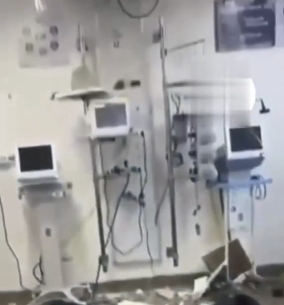 Parte do teto cai sobre paciente recém-operada na sala de recuperação do Hospital da Restauração, no Recife