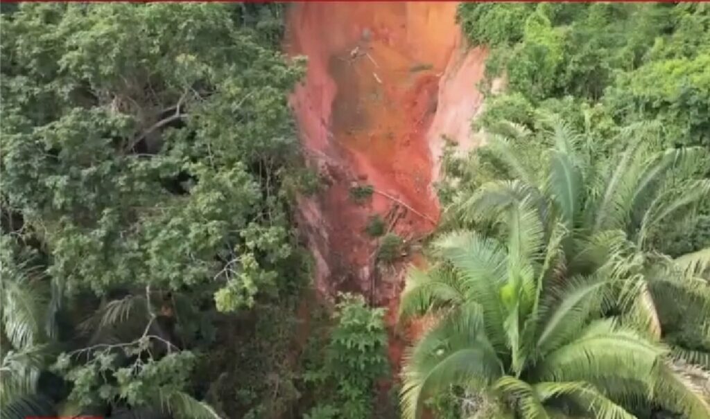 VIDEO: CRATERA GIGANTE AMEAÇA ENGOLIR CASA DE FAMÍLIA E MORADORES COBRAM AÇÃO DA PREFEITURA DE MACEIÓ