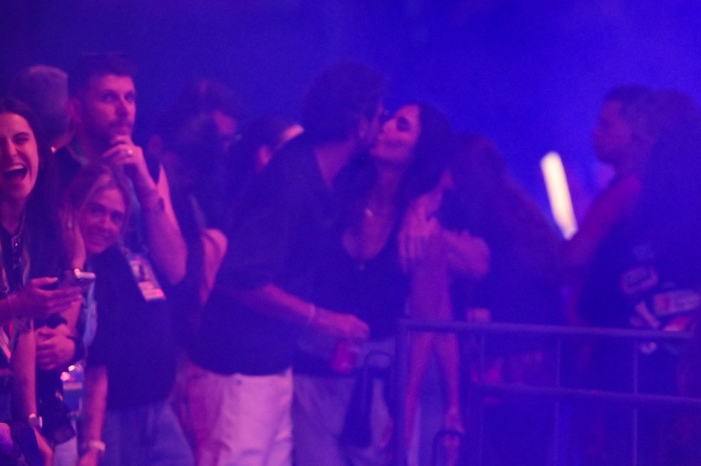 Ivete Sangalo é flagrada aos beijos com empresário durante show de Belo