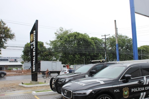 Mulher é resgatada pela PM após ser mantida refém em casa em Rio Largo; irmã dela foi presa