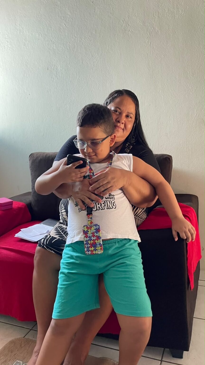 Mãe aguarda meses por terapia ocupacional para o filho autista em Rio Largo