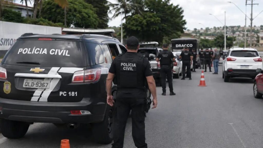 Operação contra o crime organizado prende duas pessoas e apreende cinco armas na capital