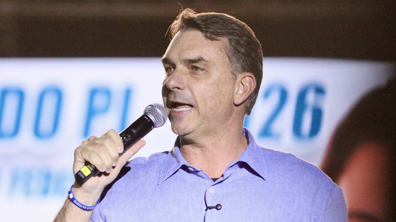 FLÁVIO BOLSONARO PROMETE PROPOR FIM DA REELEIÇÃO SE FOR ELEITO