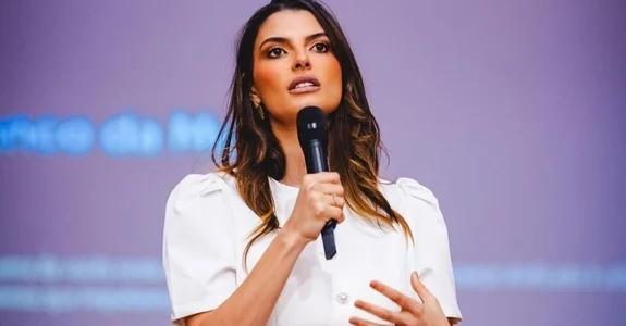 FLÁVIO BOLSONARO ANUNCIA MARINA CANDIA COMO NOME DA DIREITA AO SENADO