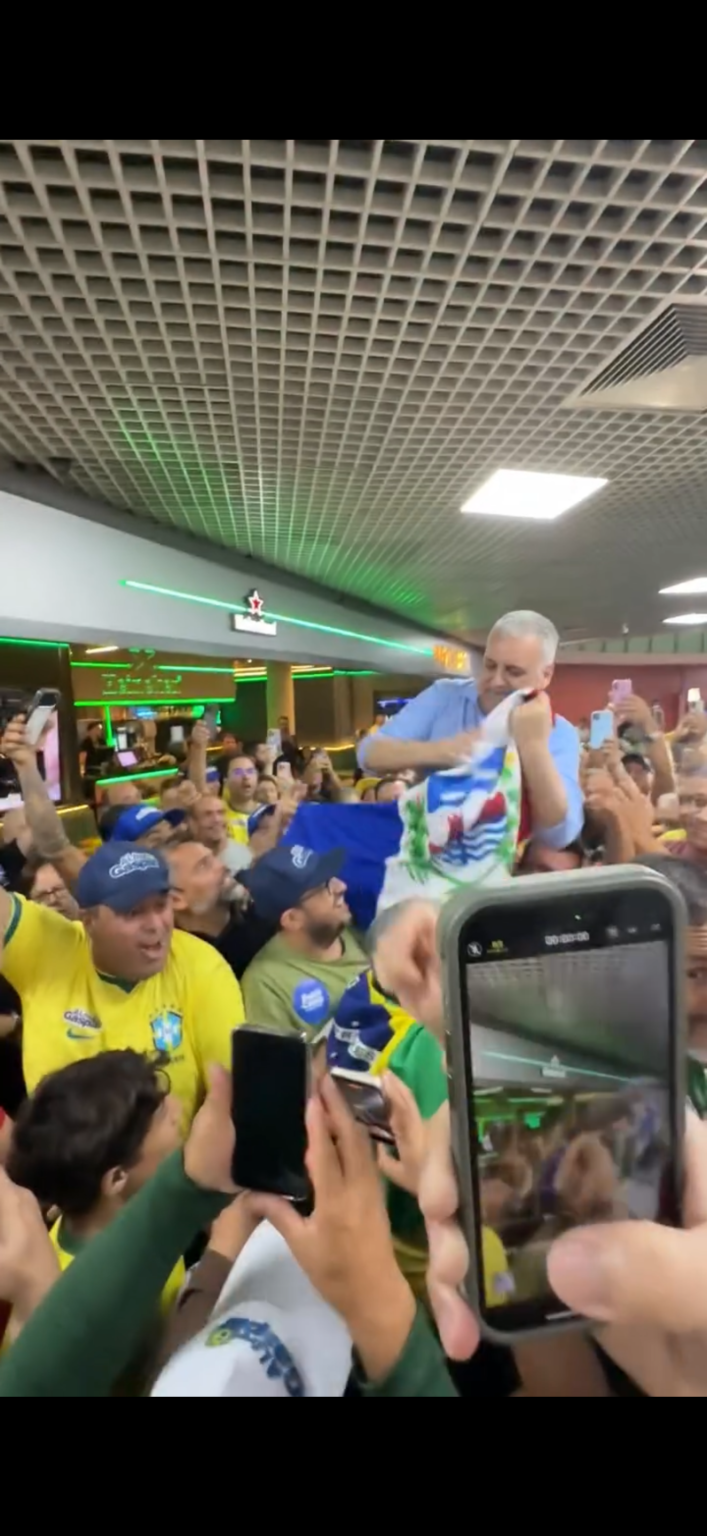 Vice de Flávio Bolsonaro, Alfredo Gaspar é recebido por apoiadores no Aeroporto Zumbi dos Palmares , em Maceió