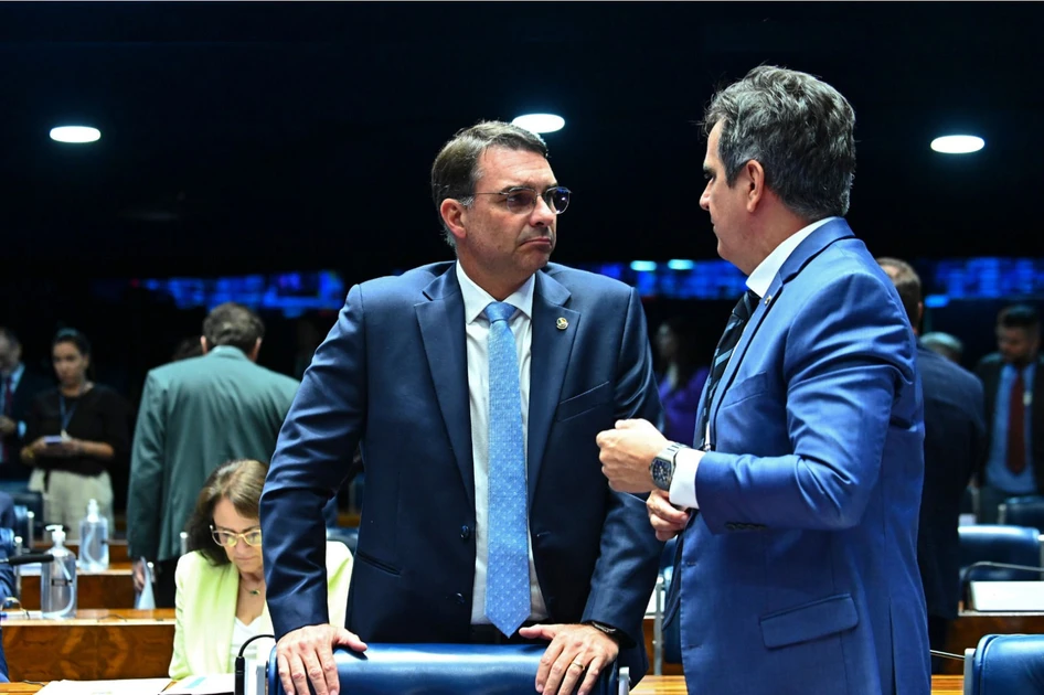 FLÁVIO BOLSONARO DEIXA CIRO NOGUEIRA DE FORA DA LISTA DE APOIOS AO SENADO