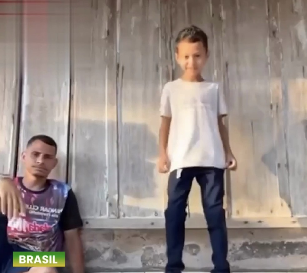 Na era do ‘farmar aura’, menino de RO viraliza dançando clássicos dos anos 80 e 90