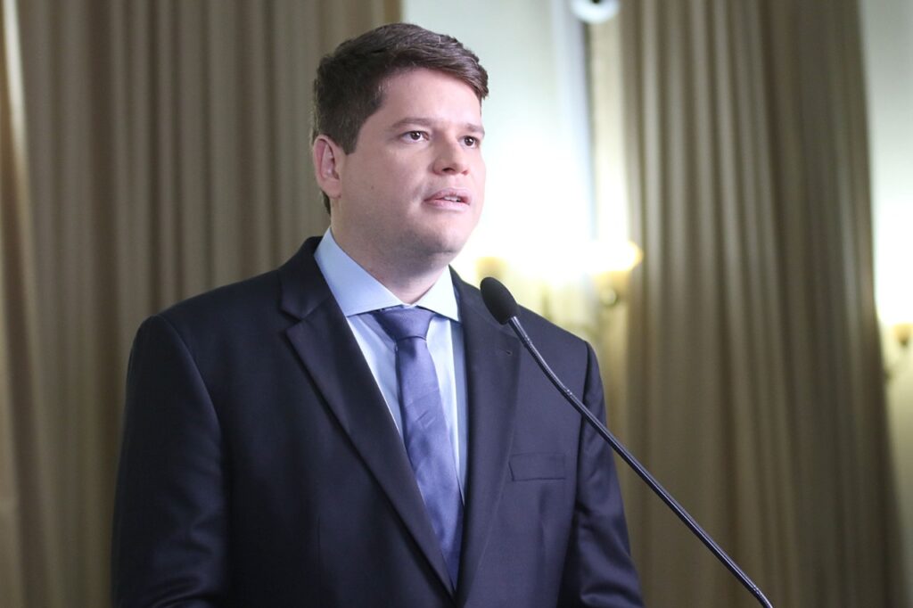 DE NOVO, QUEREM TIRAR DAVI DAVINO DA ELEIÇÃO