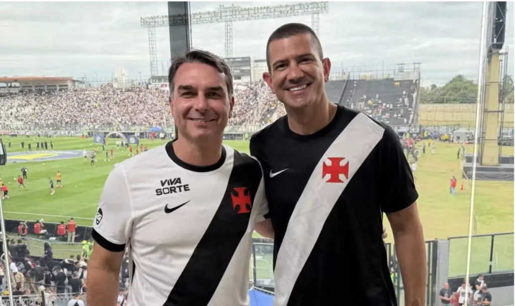 VAIADO, FLÁVIO BOLSONARO ABANDONA SÃO JANUÁRIO ANTES DO FINAL DO JOGO; SANTOS VENCE VASCO POR 3X0