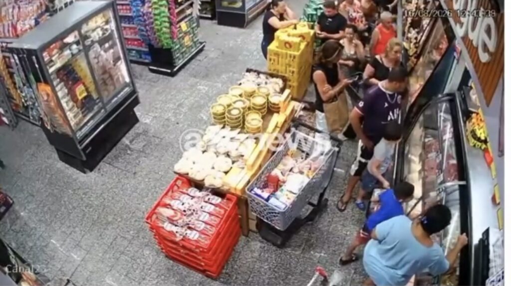 MULHER É ATACADA COM MAIS DE 15 FACADAS PELO EX-COMPANHEIRO DENTRO DE SUPERMERCADO NA ZONA NORTE DE SP