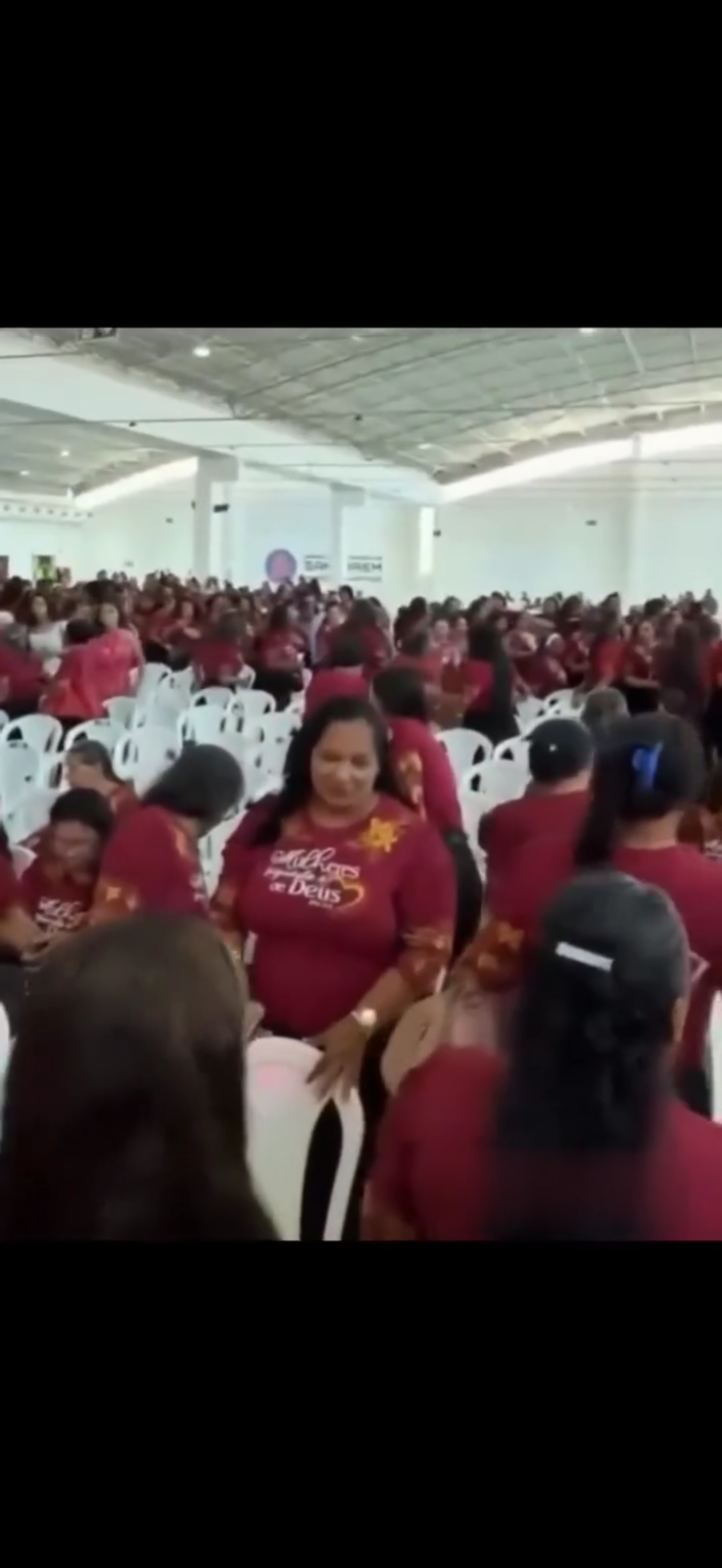 FIEIS DEIXAM IGREJA APÓS PERCEBEREM A PRESENÇA DE CANDIDATOS NO PALCO