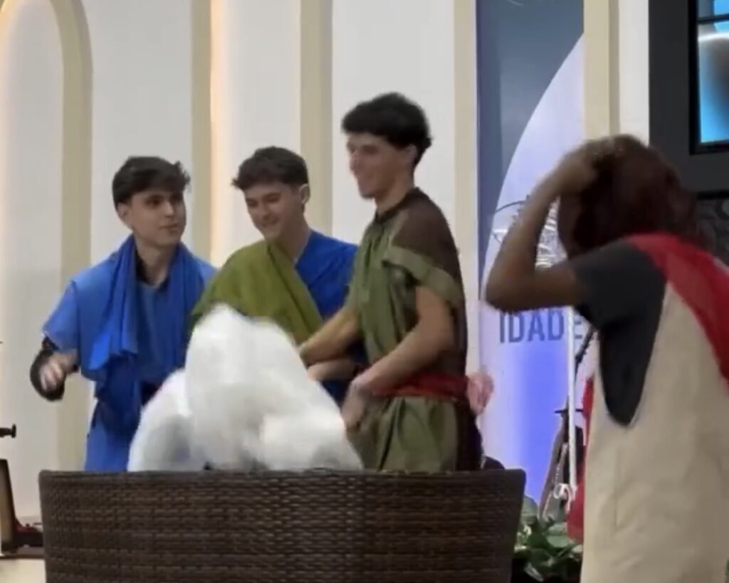 “FARMANDO AURA NO CULTO”: JOVENS DÃO TOQUE ATUAL À PEÇA SOBRE PEDRO, TIAGO E JOÃO