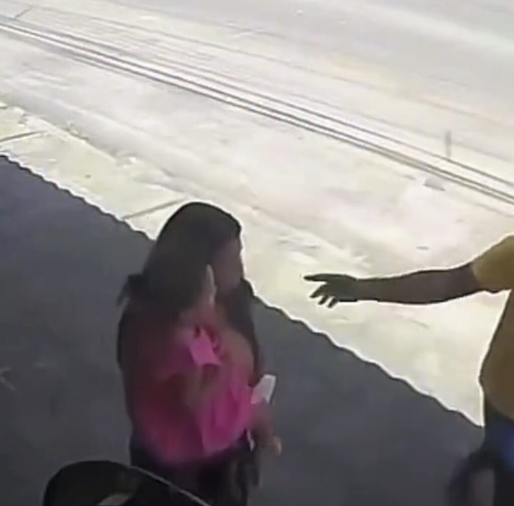 CÂMERAS FLAGRARAM HOMEM AGREDINDO MULHER E CRIANÇA NO VALENTINA, EM JOÃO PESSOA