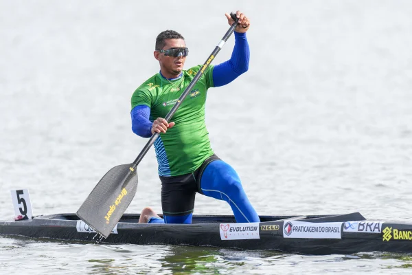 ISAQUIAS QUEIROZ CONQUISTA O OURO NO C1 500M NO MUNDIAL DE CANOAGEM