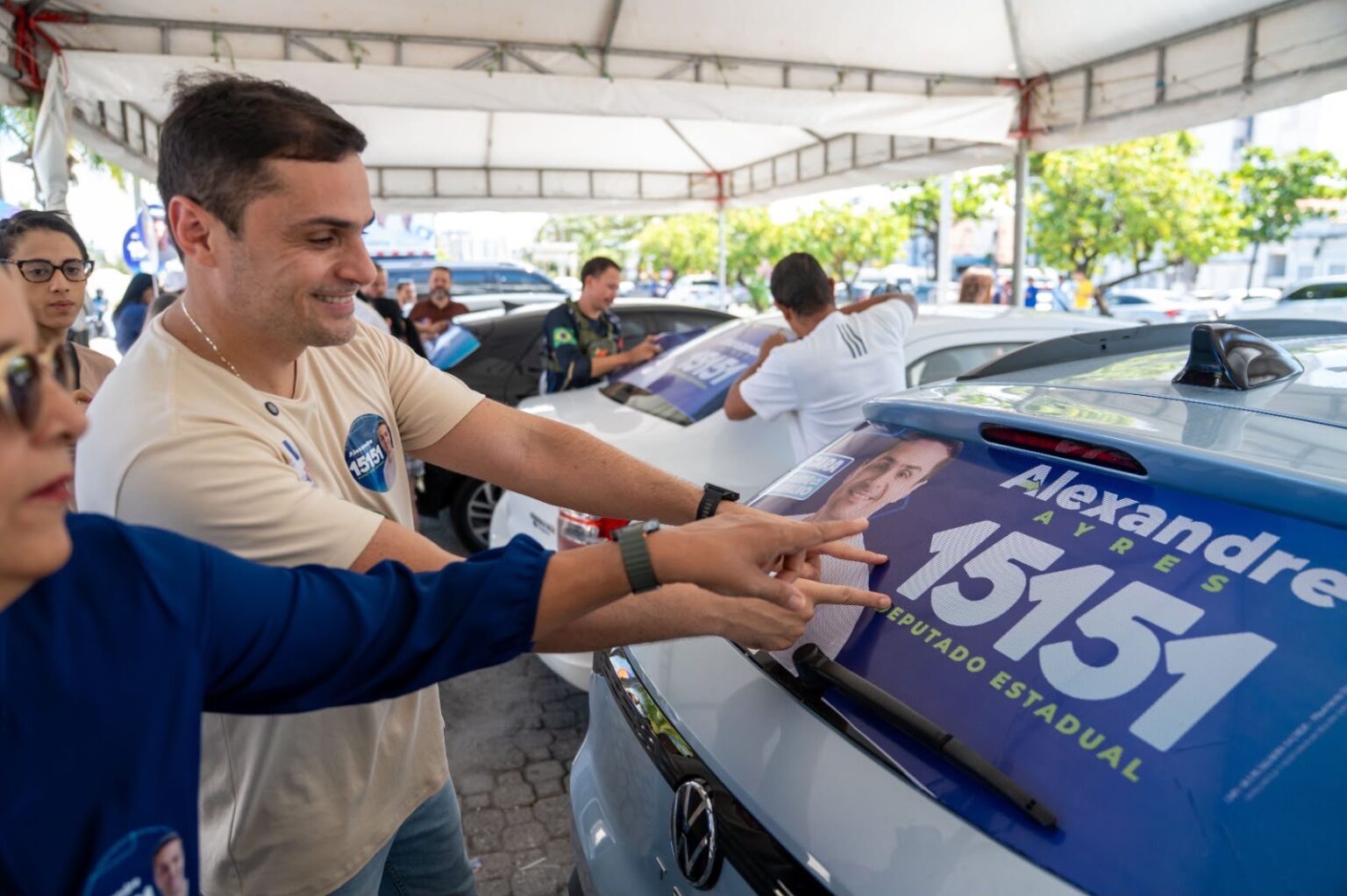 Campanha de Alexandre Ayres ganha as ruas com grande adesivaço em Maceió