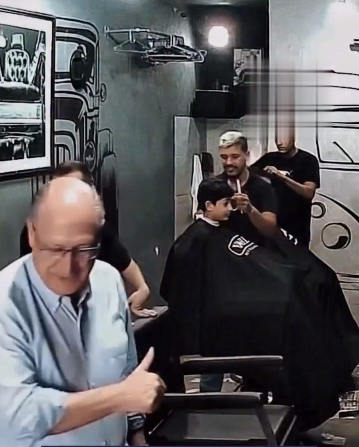 “Cabelo na régua”: Alckmin corta o cabelo em barbearia no Recife antes de convenção do PSB