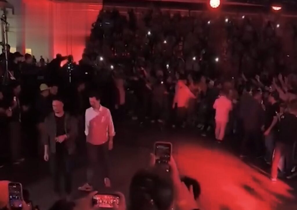 Lula faz entrada em ato ao som de jingle gospel