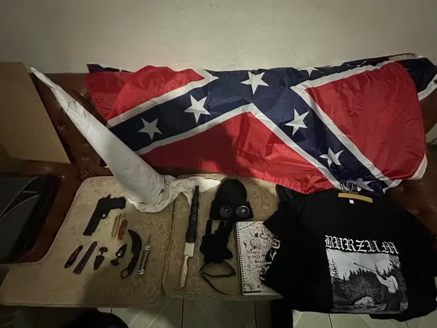 Polícia encontra objetos relacionados a supremacistas em operação contra grupo que planejava atentados