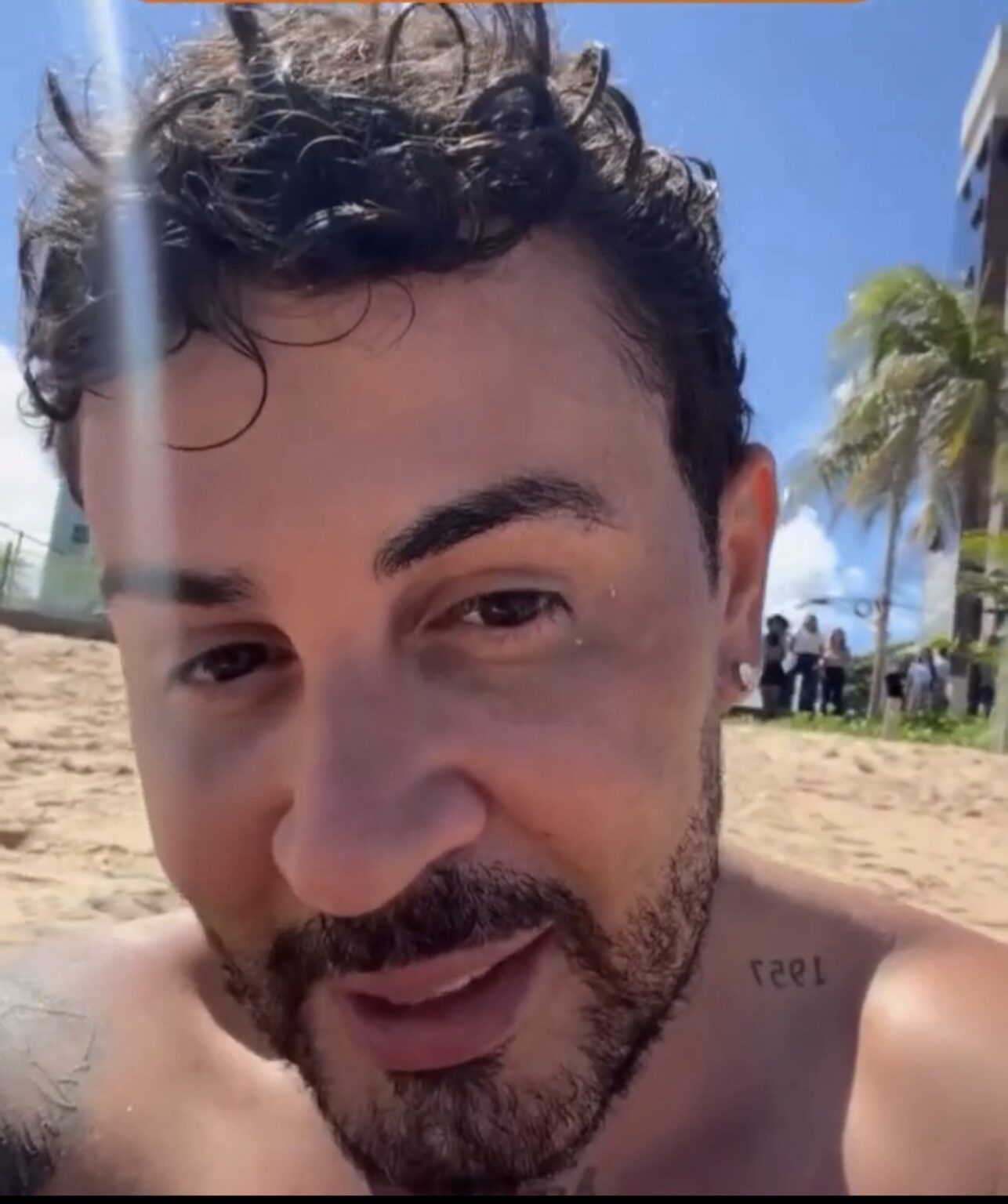 Carlinhos Maia reúne multidão de fãs em praia de Maceió