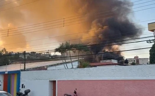 Incêndio destrói imóvel abandonado, na Mangabeiras, na tarde desta quarta-feira