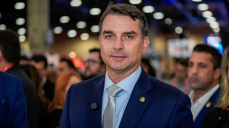 Flávio Bolsonaro prepara encontro com candidatos ao Senado em Brasília