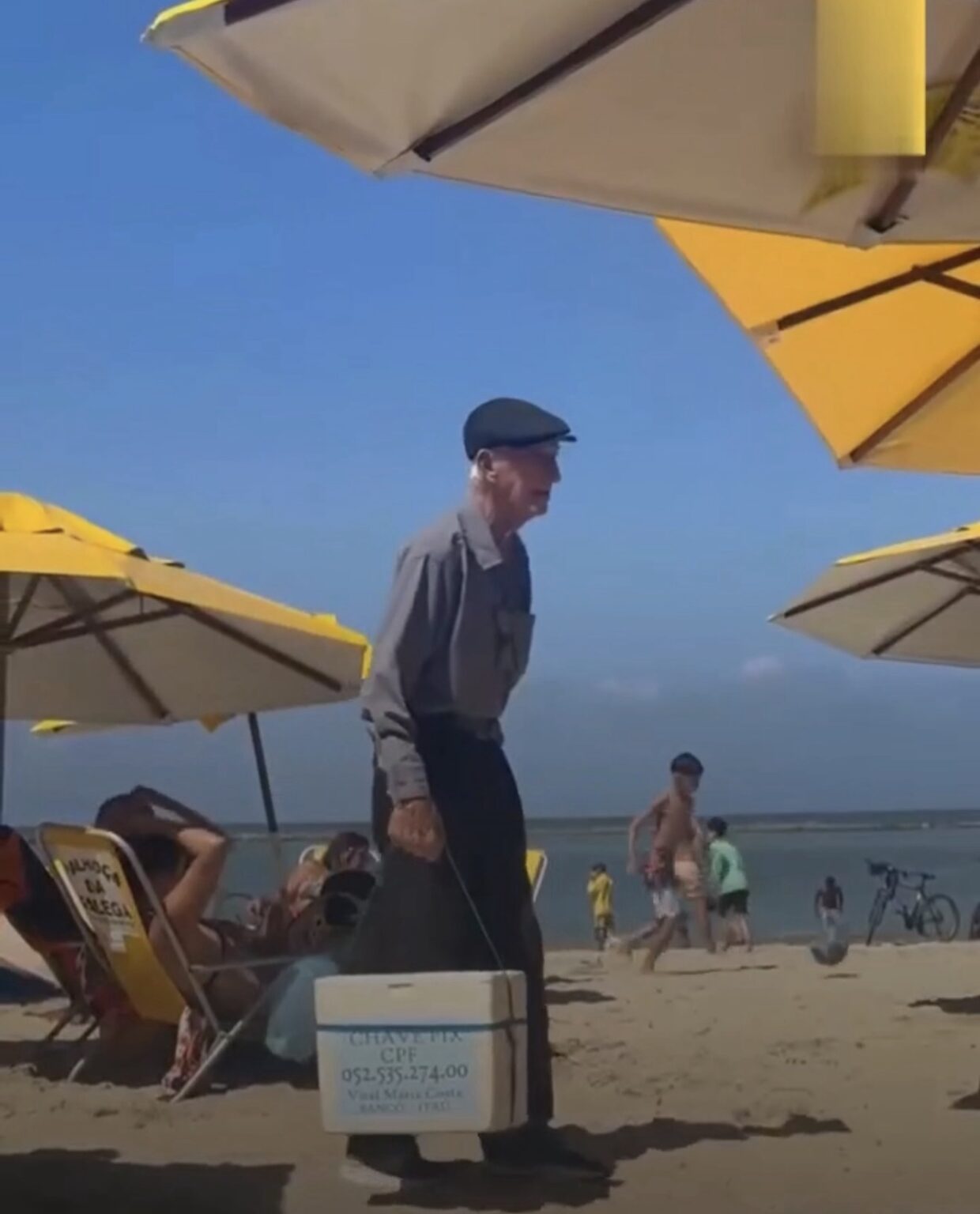 Idoso de 85 anos vende pudins na praia para pagar tratamentos e comprar remédios no Grande Recife