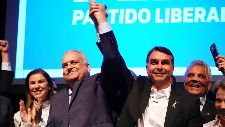 Flávio descarta troca de vice, acusado de estupro e desvio de emenda: ‘Pessoa de coragem’