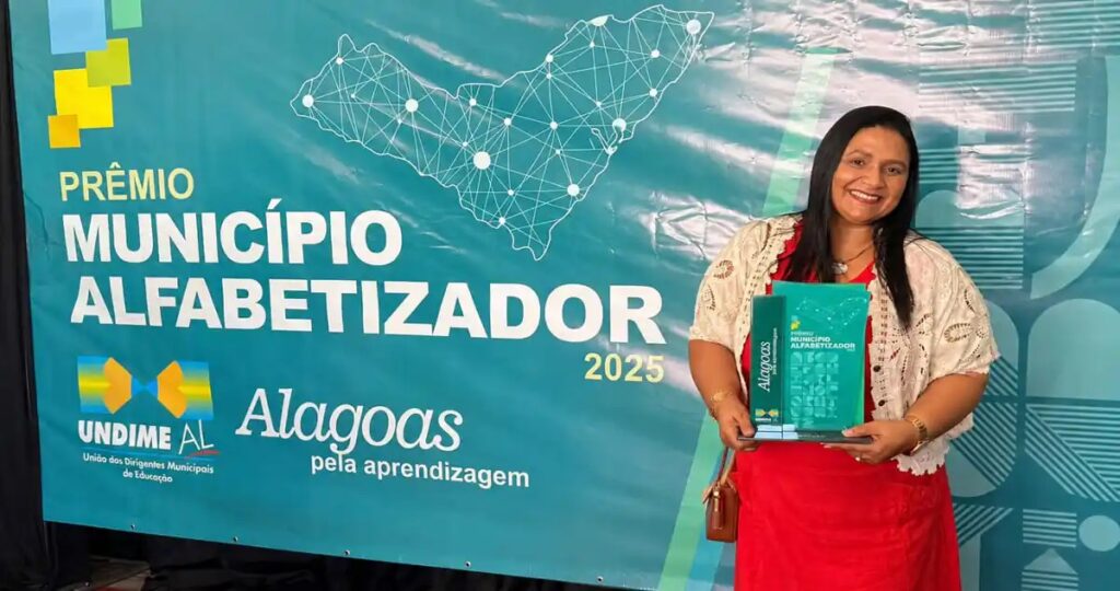 Messias recebe prêmio Município Alfabetizador pelo trabalho na educação