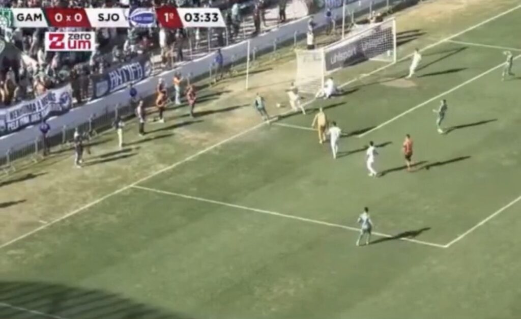 REPÓRTER É ATINGIDA POR BOLADA NO ROSTO E DESMAIA DURANTE JOGO DA SÉRIE D