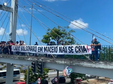 Estudantes protestam durante passagem da carreata de Flávio Bolsonaro por Maceió