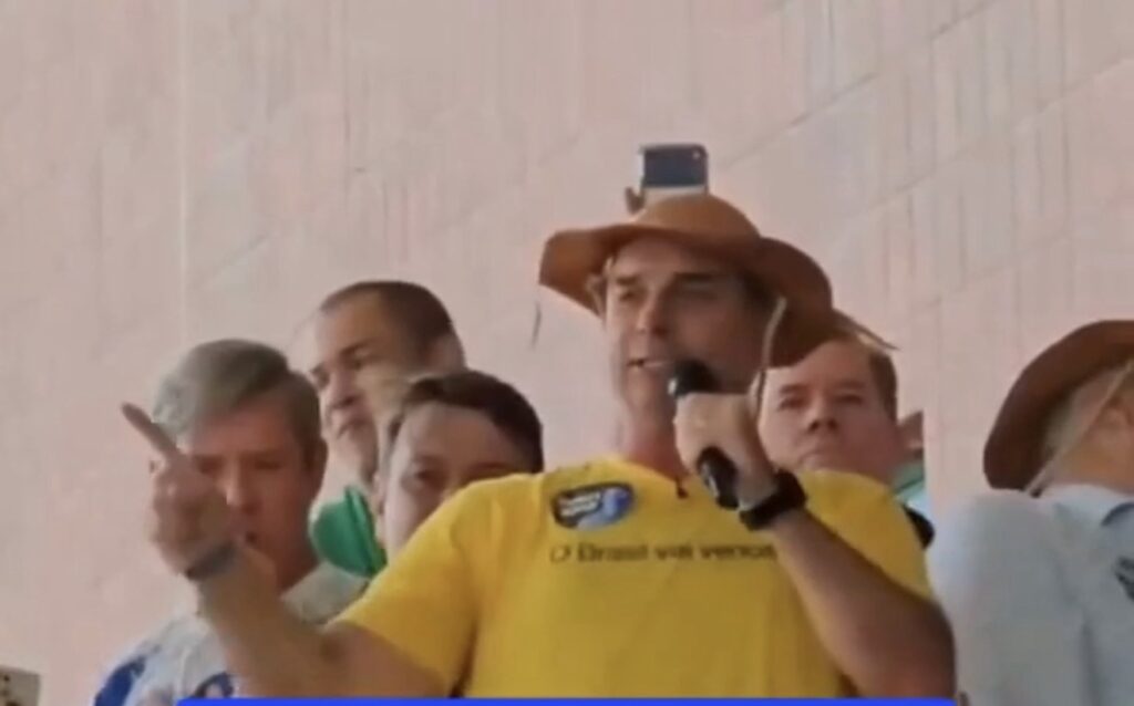 Flávio Bolsonaro diz que não acabará com Bolsa Família durante discurso em AL