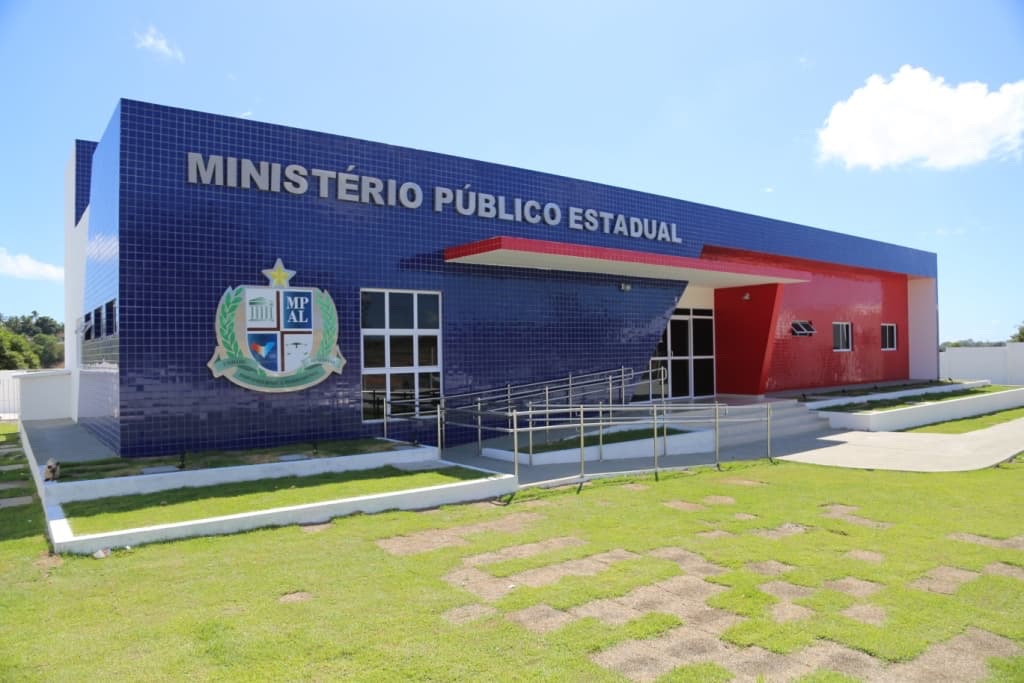 Estudantes denunciam ao MP supostas irregularidades em curso de Direito, em Maceió