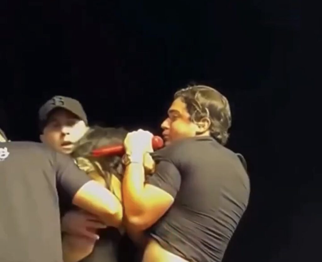 Mulher invade palco durante show de Natanzinho Lima e rasga camisa do cantor