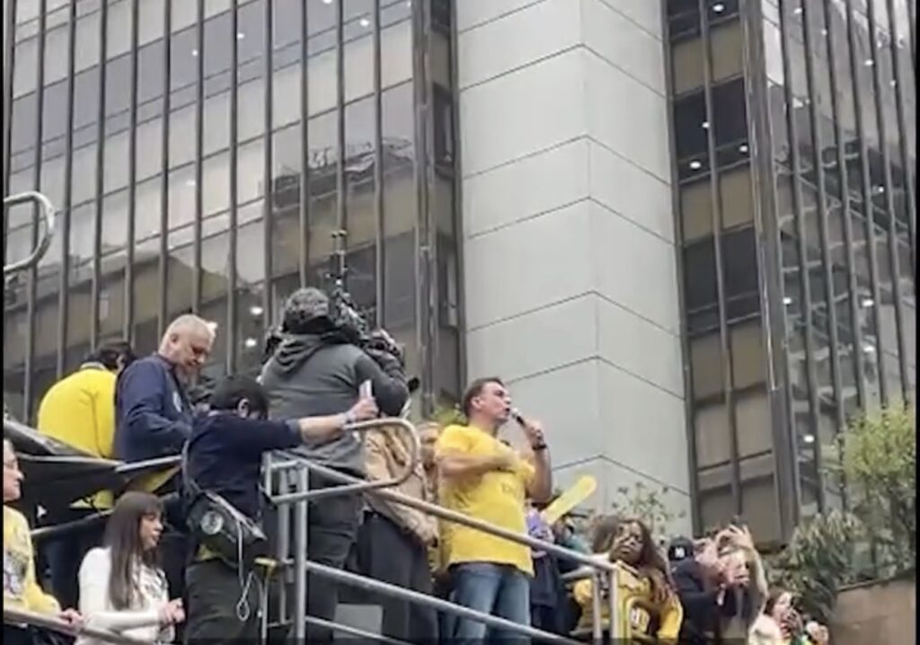 Flávio Bolsonaro cita