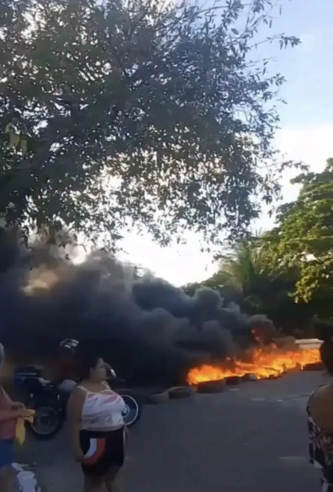 MORADORES BLOQUEIAM AVENIDA PARA COBRAR PAGAMENTO DO ALUGUEL SOCIAL A PREFEITURA DE MACEIO