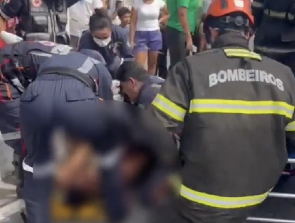 GRAVE ACIDENTE COM CAÇAMBA E MOTO DEIXA MOTOCICLISTA COM GUIDÃO GRAVADO NO PEITO EM MACEIO