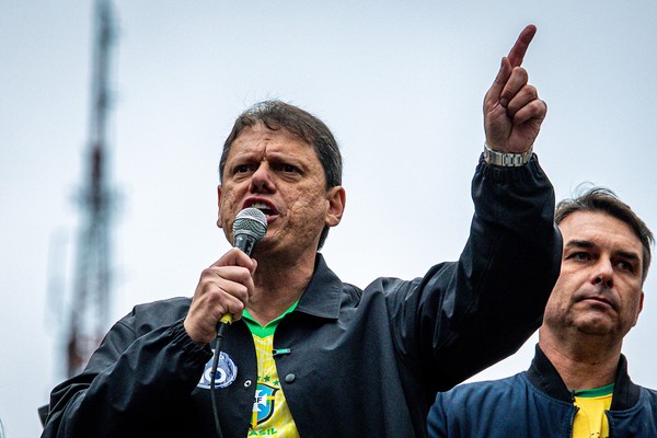 Flávio Bolsonaro diz que Moraes “vai cair “ é responsabiliza Lula por “caos moral”