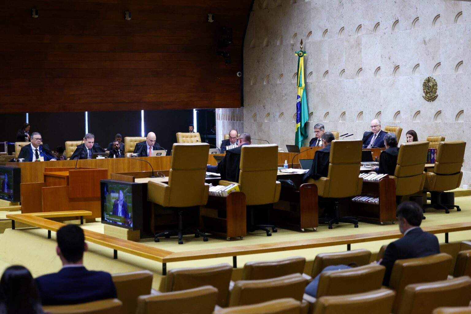STF julga se abre investigação contra Moraes por mensagens com Vorcaro