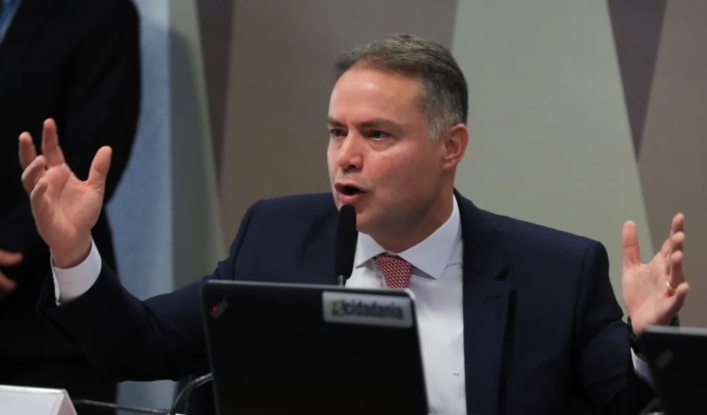 Renan Filho lança contagem de dias de silêncio de JHC sobre Banco Master