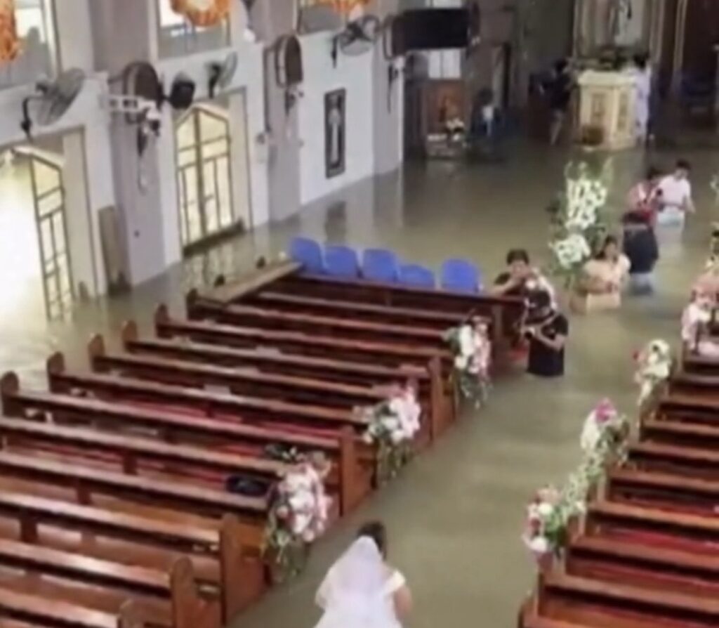 Igreja alagada não impede casal de dizer ‘sim’ nas Filipinas