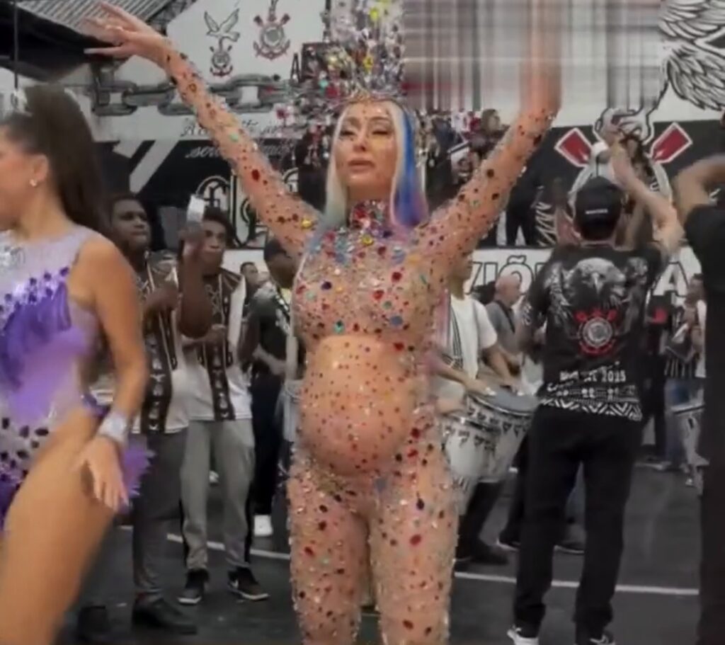 Aos seis meses de gravidez, Sabrina Sato esbanja samba no pé em ensaio da Gaviões da Fiel